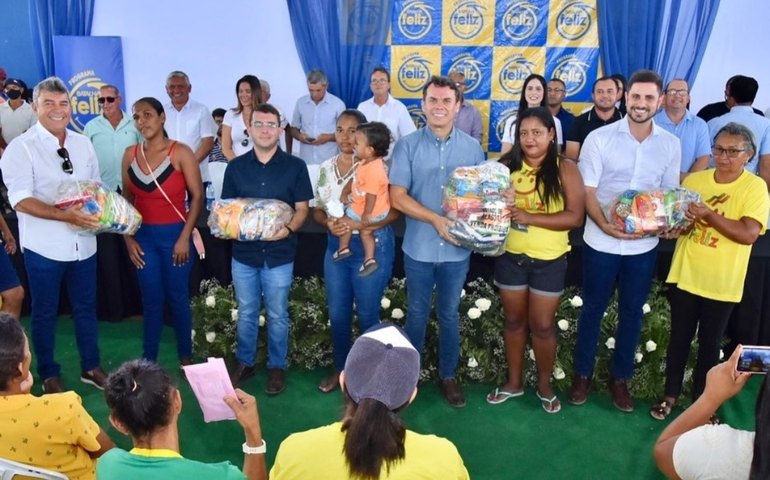 Prefeito Dalminho, vice Avaninho e ex-prefeito Avânio Feitosa prestigiam entrega de cestas nutricionais em Batalha