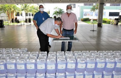 Secretaria de Saúde de Maceió recebe doação de mil litros de álcool em gel da Unit