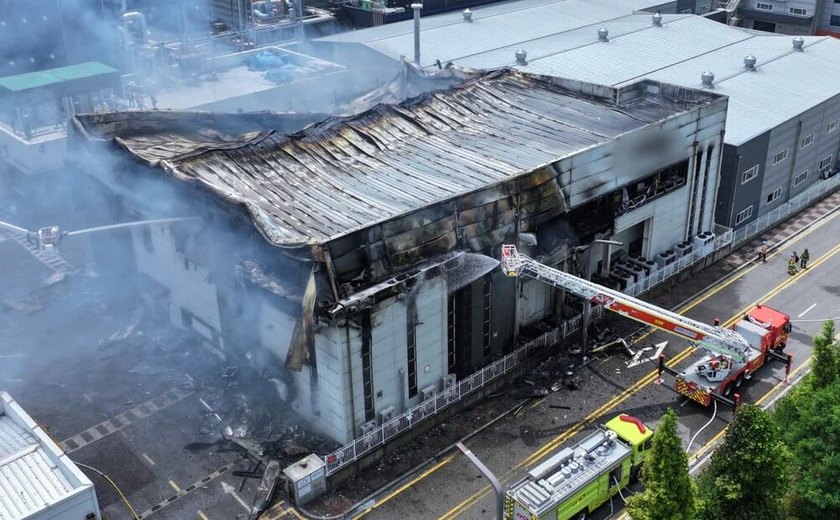 Câmera registrou explosão de bateria que iniciou enorme incêndio em fábrica na Coreia do Sul; vídeo