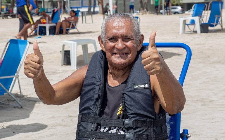 Cadeira anfíbia permite que idoso volte a tomar banho de mar em Maceió