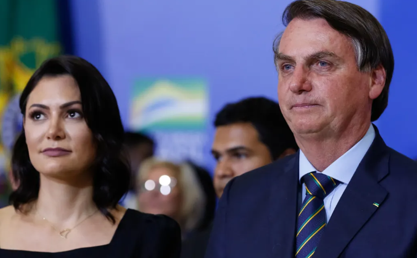 Jair Bolsonaro abre possibilidade de candidatura de Michelle e fala em assumir Casa Civil