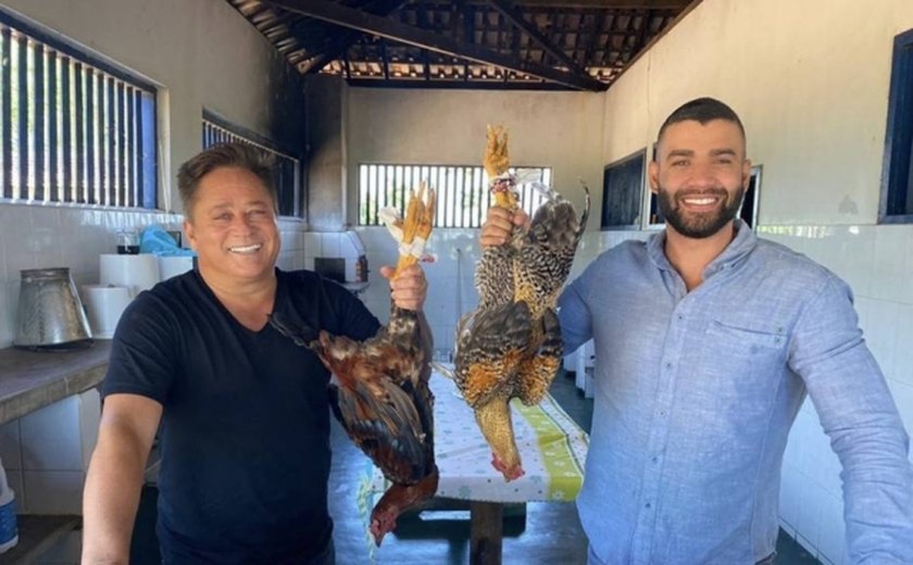 Gusttavo Lima e Leonardo são criticados por publicar foto com frangos mortos