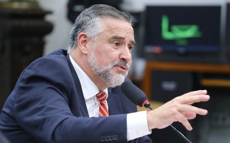 Após PSOL lançar Manuela D'Ávila, PT oficializa Paulo Pimenta como pré-candidato ao Senado pelo RS