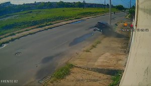 colisão contra poste em Aracaju / Foto: Foto: Câmera de Segurança