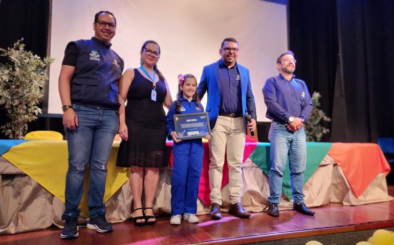 Prefeitura premia medalhistas da OBA e MOBFOG e homenageia a mais jovem astrônoma do mundo