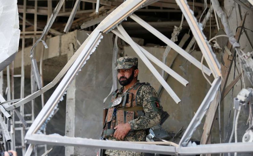 Homem-bomba mata 5 pessoas em banco na capital do Afeganistão
