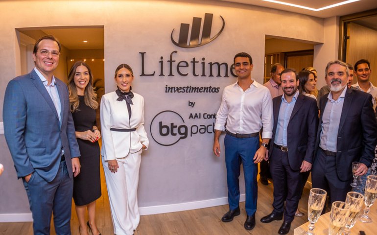Prefeito JHC prestigia inauguração de empresa de investimentos em Maceió