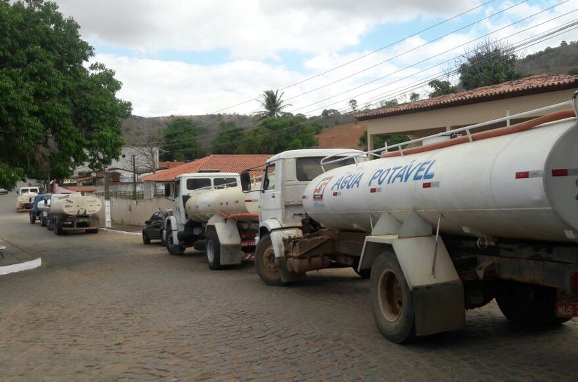 Governador envia dez carros-pipa para suprir a falta de água em Belém