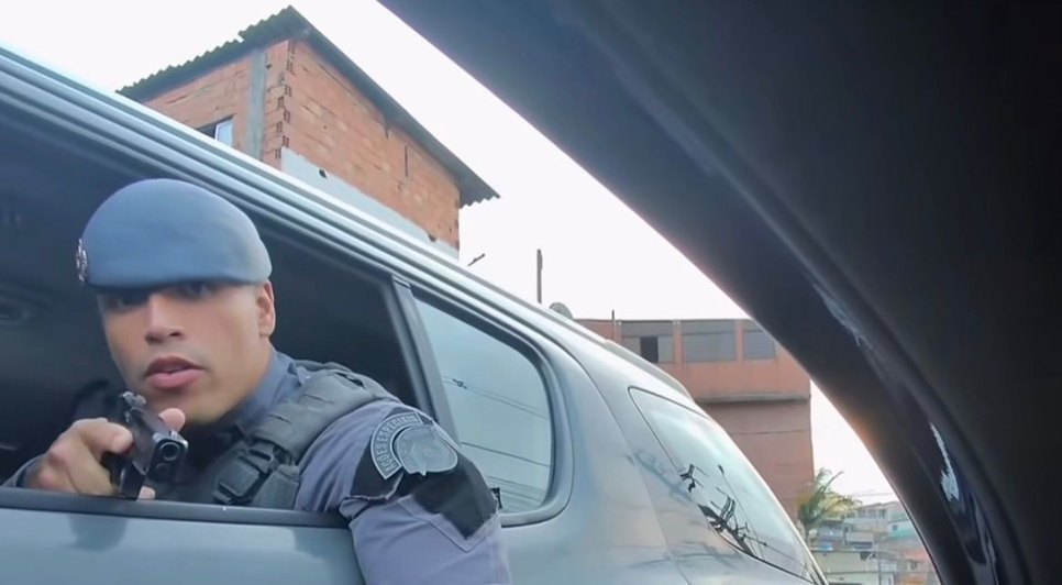 Policial é filmado empunhando arma durante abordagem