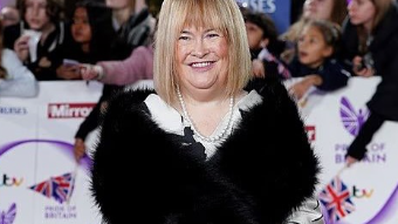 Susan Boyle aparece com novo visual em premiação e surpreende fãs; cantora é fenômeno do 'Britain's Got Talent'