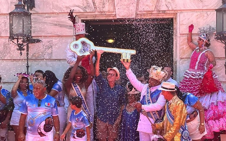 Prefeito do Rio de Janeiro entrega as chaves para o Rei Momo e abre o Carnaval carioca (VÍDEOS)