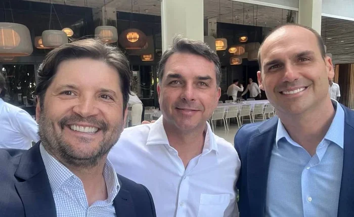 André do Prado, Flávio Bolsonaro e Eduardo Bolsonaro durante encontro político