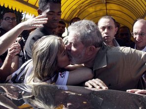 Lula beija militante
