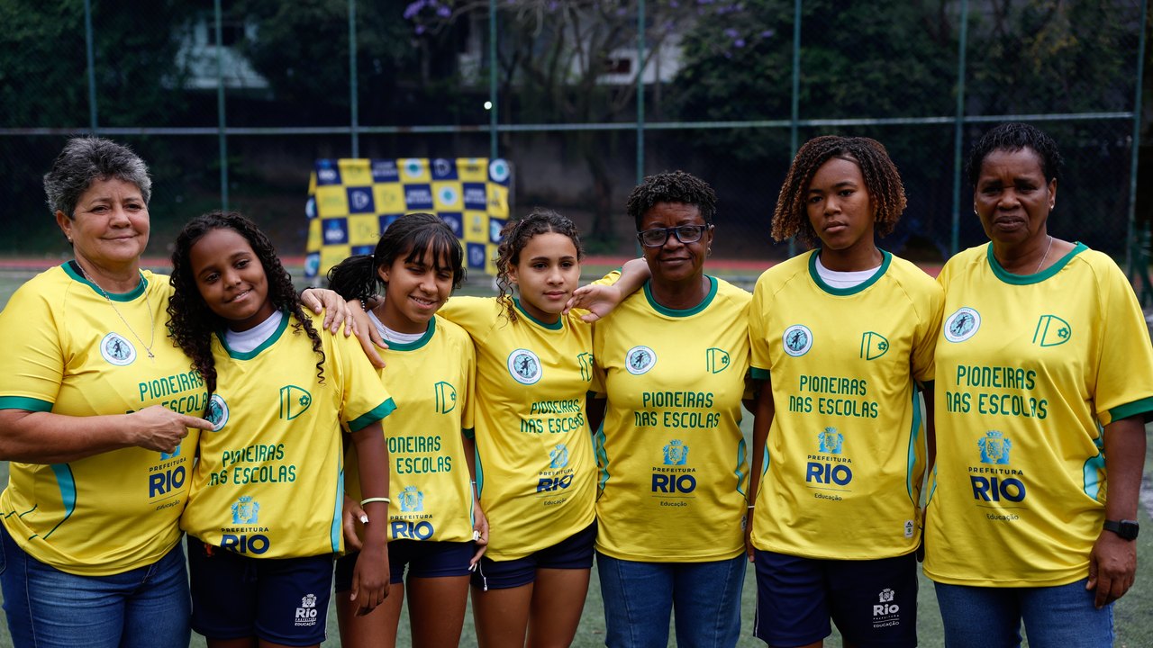 Ex-jogadoras da seleção de futebol motivam alunas em escolas do Rio