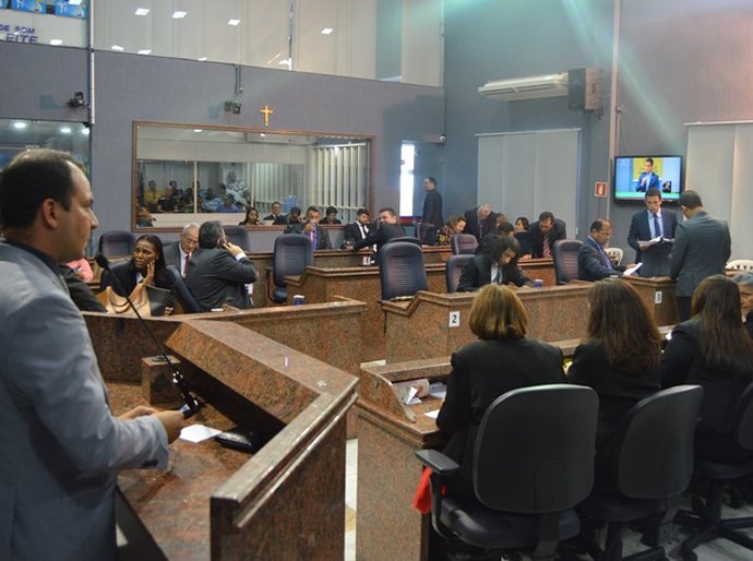 Vereadores aprovam projetos de lei, requerimentos e indicações