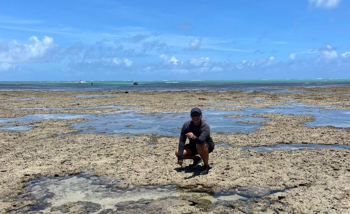 Turista diverte-se nos corais da praia de Ipioca