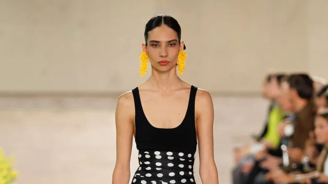 Laura Schulze abre desfile da Carolina Herrera na Semana de Moda de Nova York