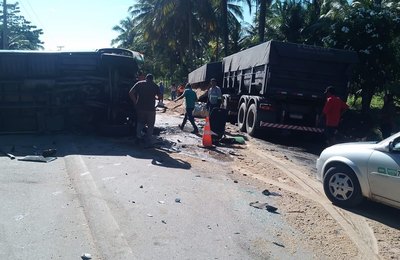 Colisão entre carreta e ônibus de turismo mata uma pessoa e deixa feridos na AL-101
