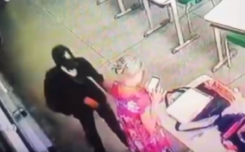 Professora estava fazendo a chamada quando foi esfaqueada, diz aluno