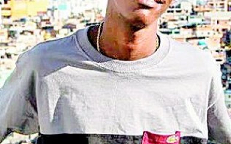 Eleito em concurso de beleza é alvo de racismo: &#8220;Chamou gorila para votar&#8221;