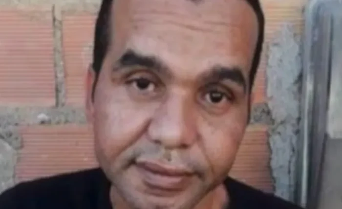 Robson Aragão é suspeito de furtar aparelhos celulares de alunos em escolas e possui extensa ficha criminal Robson Aragão é suspeito de furtar aparelhos celulares de alunos em escolas e possui extensa ficha criminal