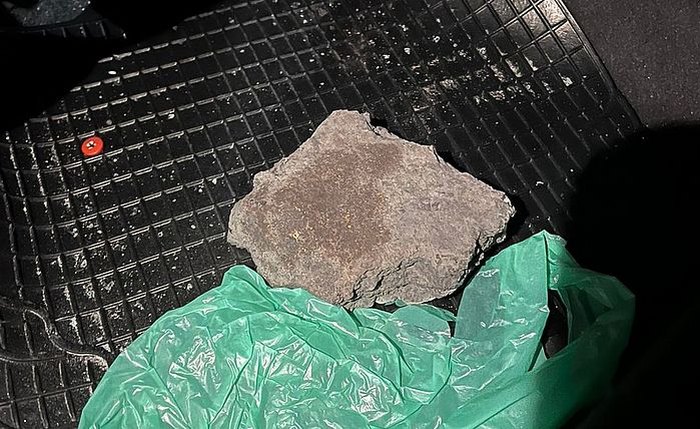 Pedra atingiu o veículo em movimento