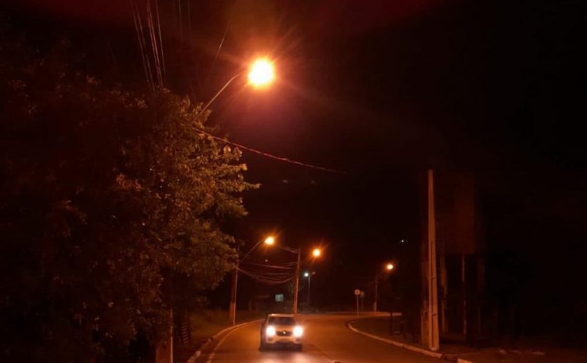Prefeitura restabelece iluminação da ladeira que dá acesso ao bairro Fernão Velho