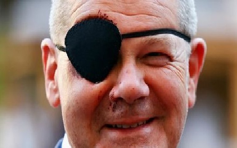 'Ansioso pelos memes', diz chanceler alemão ao postar foto de tapa olho após sofrer acidente