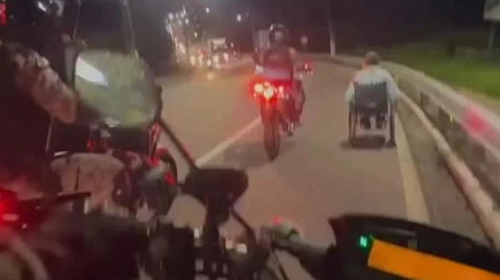 Policiais do Raio ajudam cadeirante a atravessar avenida movimentada em Maceió e vídeo viraliza