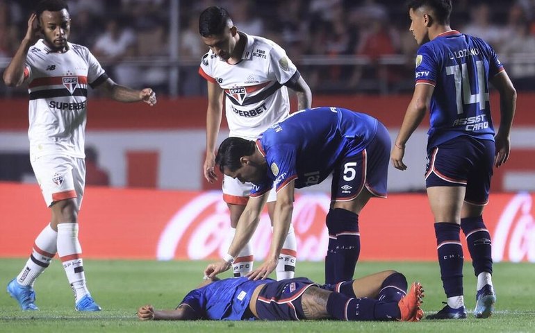 Jogador do Nacional é internado após sofrer arritmia cardíaca em jogo com São Paulo no MorumBis