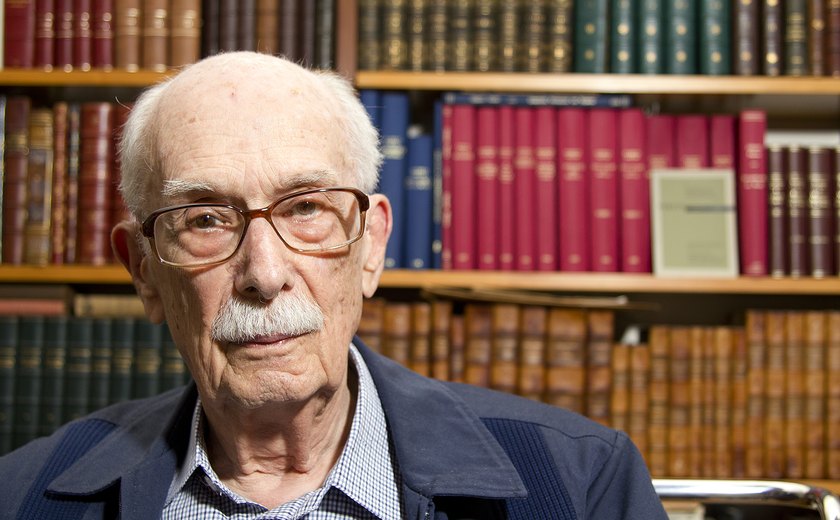 Morre, aos 90 anos, o professor de literatura Massaud Moisés