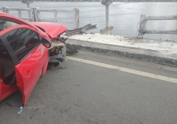 Acidente interdita trecho da Ponte Divaldo Suruagy e deixa três feridos