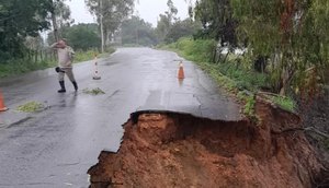 Asfalto cede e forma cratera na Rodovia SE-200 em Propriá