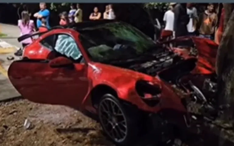 Porsche desgovernado bate em árvore e causa alvoroço em Arapiraca
