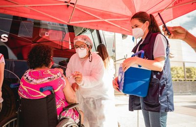 Ônibus da vacina começa a vacinar pessoas com 39 anos