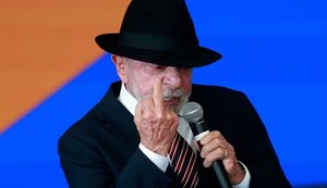 Presidente fez gesto enquanto defendia que pobre tem que ter direito a "coisa boa"