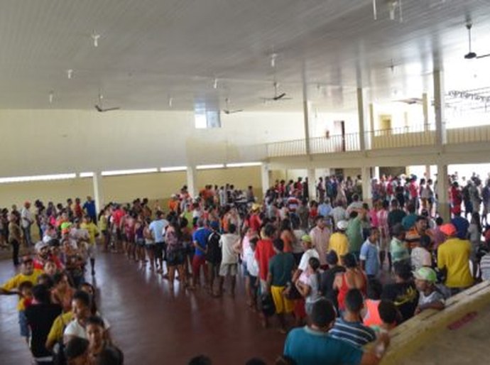 Prefeito Isnaldo Bulhões faz distribuição de peixe da Semana Santa em Santana