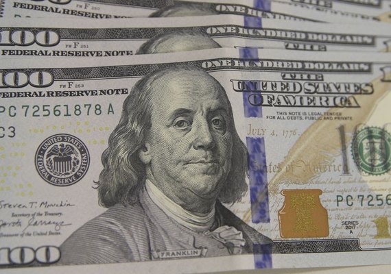 Dólar cai pela sexta vez seguida e fecha em R$ 5,68