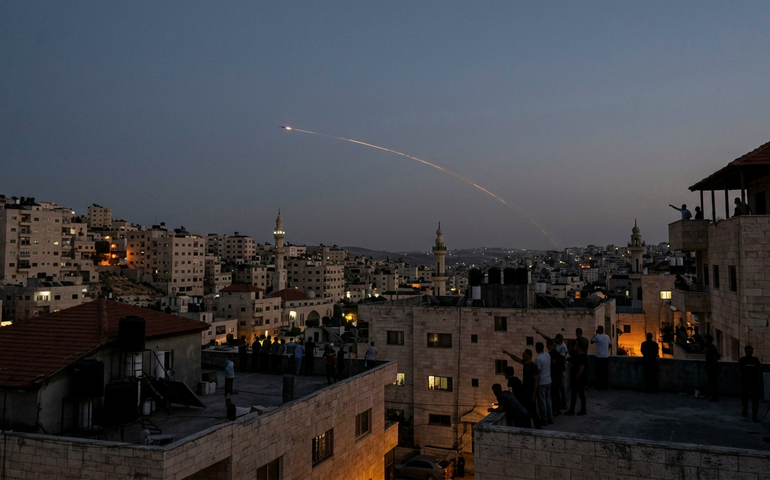 Imagens flagram mísseis iranianos rumo a Tel Aviv vistos do céu de Nablus, na Cisjordânia