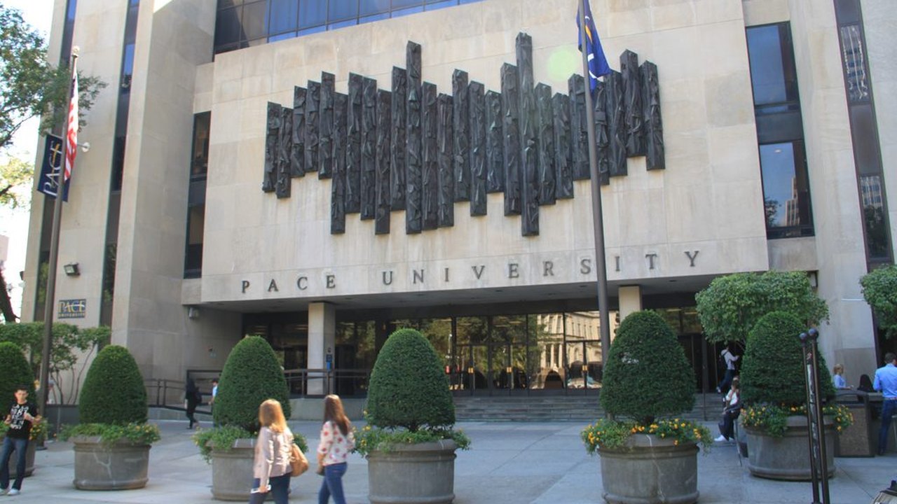 Graduados da Universidade PACE de Nova York usam IA na cerimônia de formatura