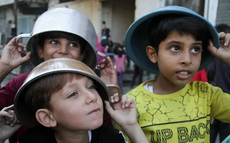 Crianças israelenses sobreviventes do 7 de outubro buscam consolo na música