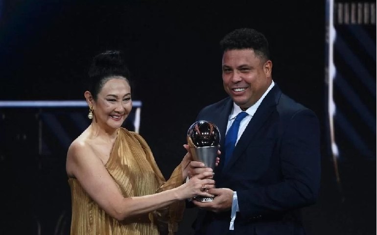 Fifa homenageia Pelé com troféu entregue por Ronaldo à viúva do Rei
