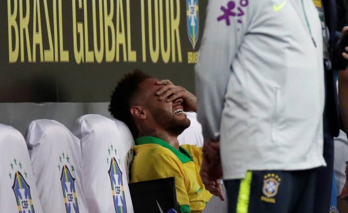 Chorando, Neymar saiu do amistoso contra o Qatar