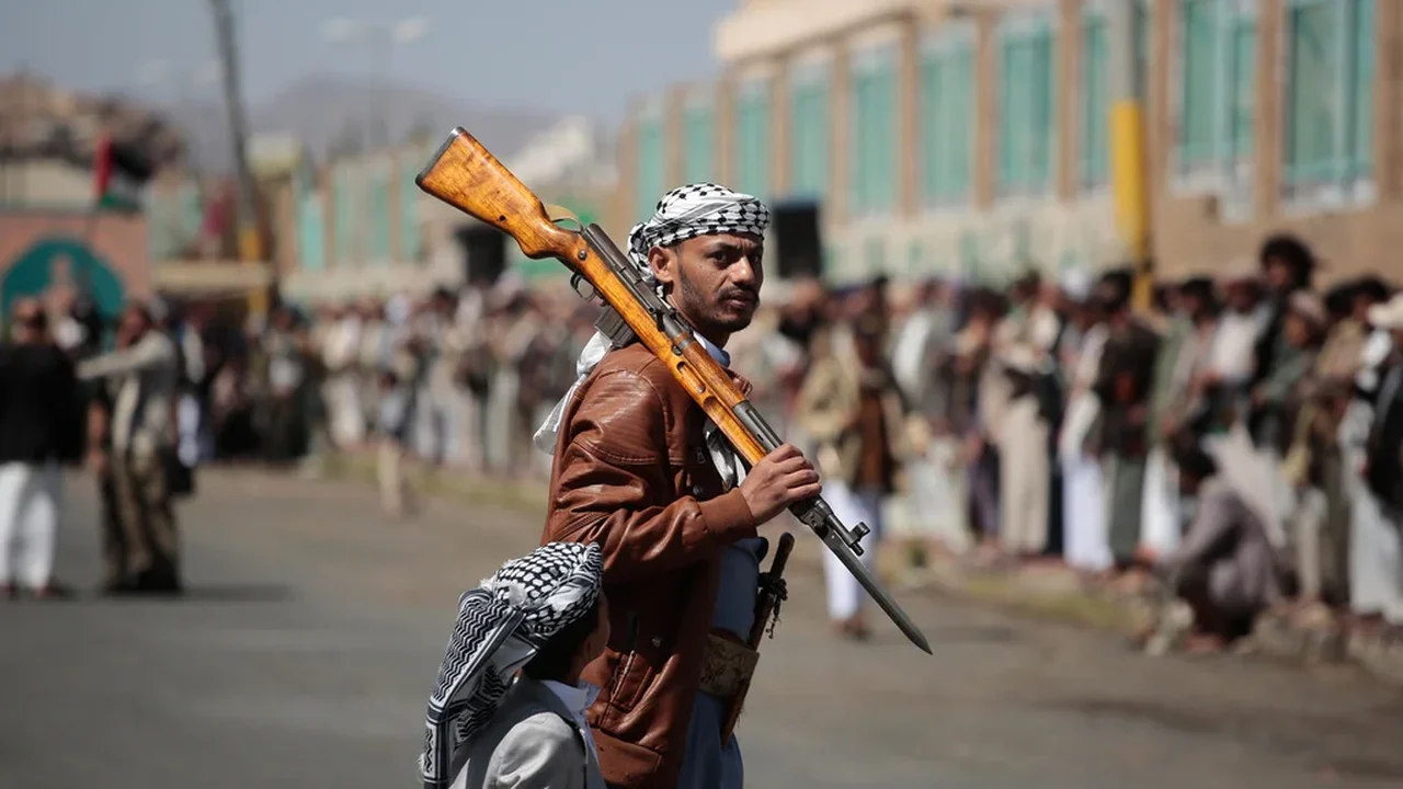 Ataques a aeroportos sauditas, reivindicados por rebeldes houthis, deixaram 3 mortos, dizem autoridades.