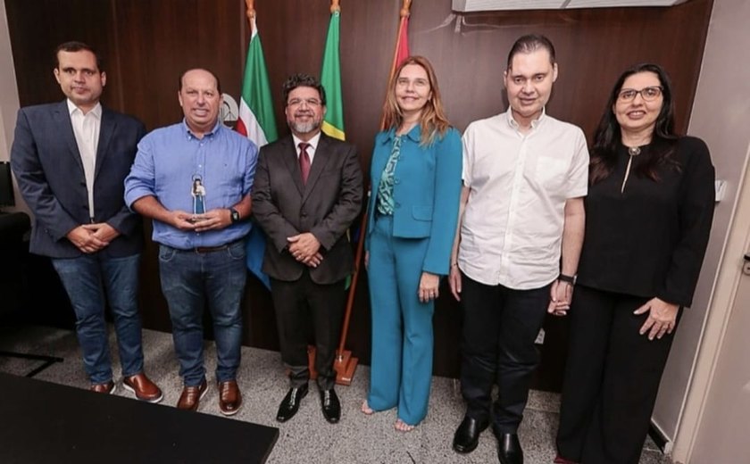 Deputado Fernando Pereira discute no TJ retomada dos programas Moradia Legal e Rural Legal