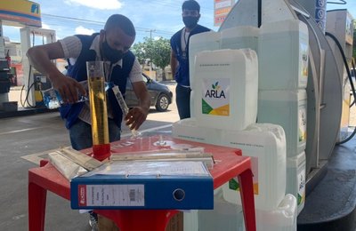 Postos de combustíveis são fiscalizados em Alagoas durante operação integrada