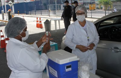Influenza: vacinação drive-thru acontece em dois shoppings da capital