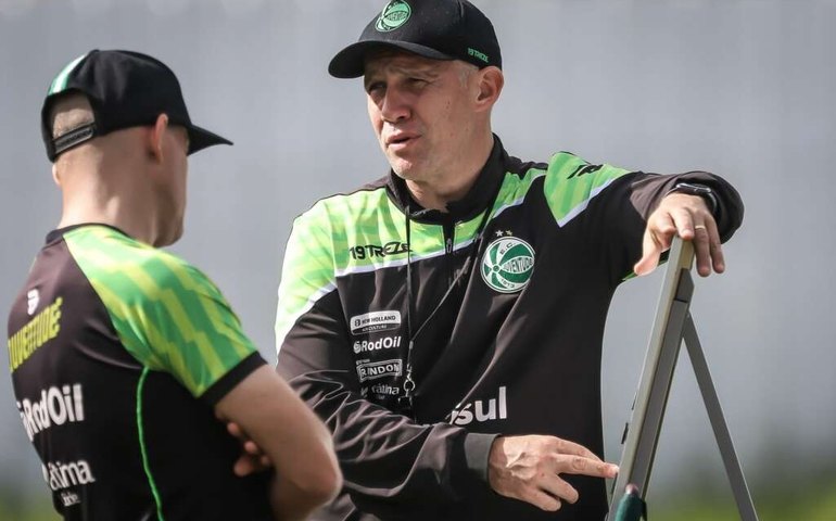 Atlético-GO age rápido e fecha com técnico Eduardo Baptista para vaga de Jorginho