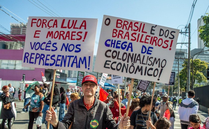 Brasileiros protestam 'tarifaço' em frente ao consulado dos EUA em São Paulo (VÍDEOS)
