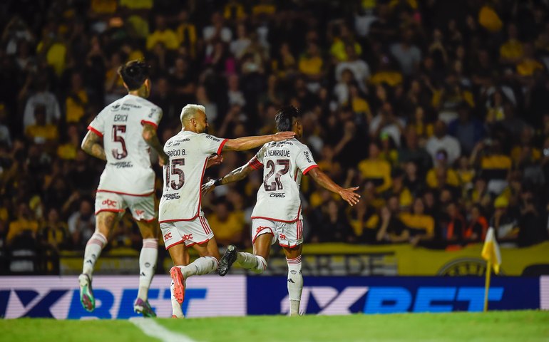 Flamengo vence fora de casa e deixa o Criciúma perto da Série B